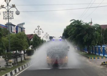 Polres Lhokseumawe Mengerahkan Satu Unit Mobil Water Canon Melakukan Penyemprotan Disinfektan