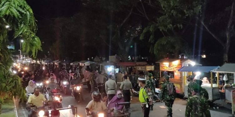 Polres Lhokseumawe Bersama Tim Gabungan Bubarkan Pedagang Secara Persuasif