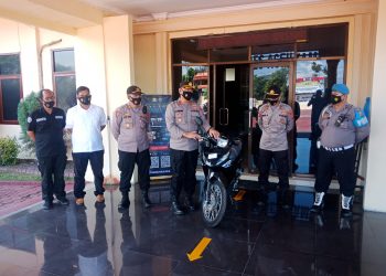 Seorang Peserta Vaksinasi Massal Dalam Hut Bhayangkara Ke- 75 Mendapatkan Doorprize Satu Uni Sepeda Motor