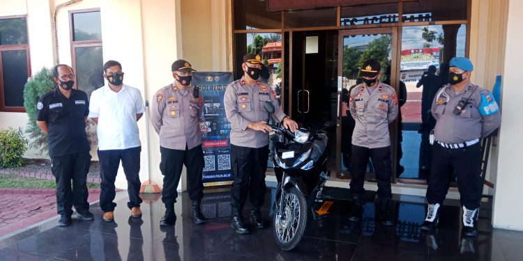 Seorang Peserta Vaksinasi Massal Dalam Hut Bhayangkara Ke- 75 Mendapatkan Doorprize Satu Uni Sepeda Motor