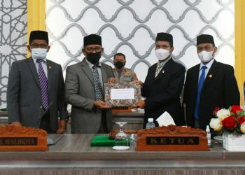 Wakil Wali Kota Menyampaikan Penjelasan Raqan Qanun Ke DPRK