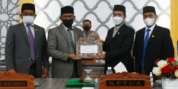 Wakil Wali Kota Menyampaikan Penjelasan Raqan Qanun Ke DPRK