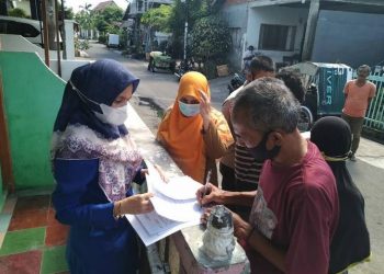 Disdukcapil Kota Banda Aceh Melakukan Penyerahan Dokumen Kependudukan Kepada korban Kebakaran di Gampong Sukaramai
