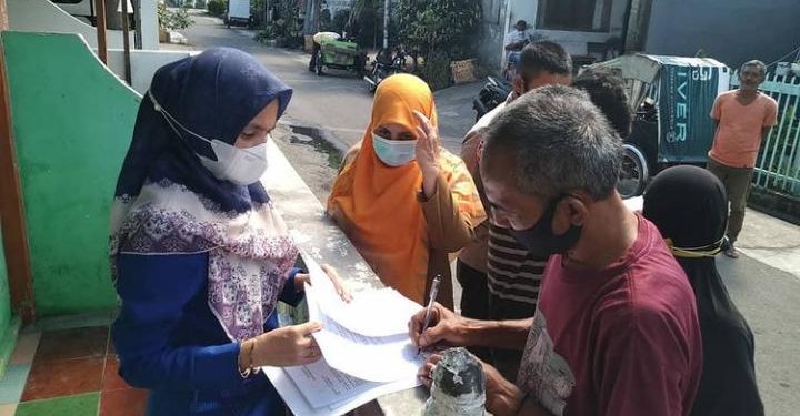 Disdukcapil Kota Banda Aceh Melakukan Penyerahan Dokumen Kependudukan Kepada korban Kebakaran di Gampong Sukaramai