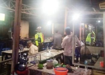 Nekat Noton Bareng Euro 2021, Polisi Bubarkan Warga di Warkop