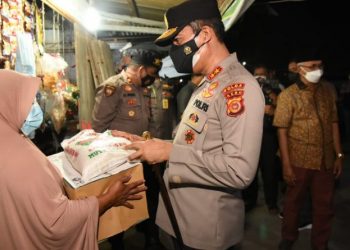 Kapolda Aceh Bagikan Sembako di Terminal Bus Bireuen