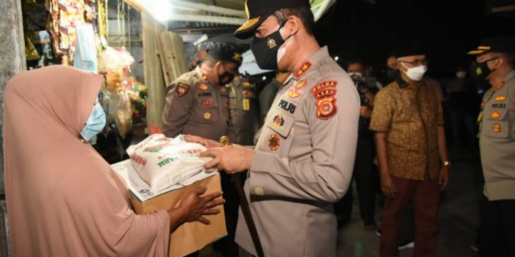 Kapolda Aceh Bagikan Sembako di Terminal Bus Bireuen