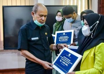 Bupati Aceh Tamiang Menyerahkan Beasiswa Kepada 909 Orang Mahasiswa