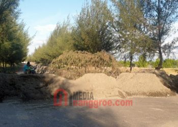 Jalan Masuk Ke Pelabuhan Perikanan Samudera Sengaja Ditumpukkan Pasir