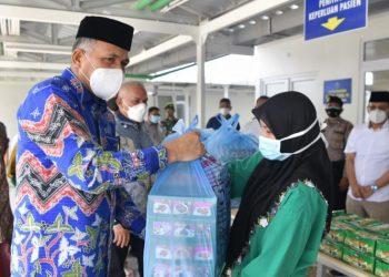 Hari Pertama Idul Adha, Gubernur Berbagi Bingkisan Hari Raya untuk Tenaga Kesehatan