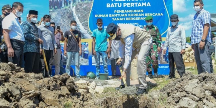 Gubernur Meletakan Batu Pertama Pembagunan Rumah untuk Korban Tanah Bergerak