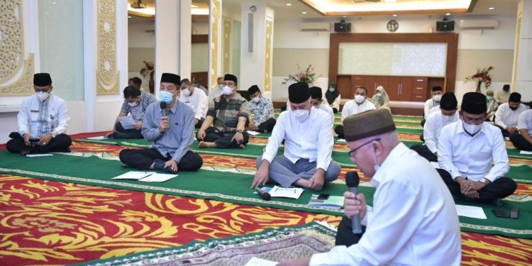 PNS dan Tenaga Kontrak Pemerintah Aceh Khusuk Saat Melantunkan Zikir dan Berdoa