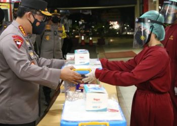 Kapolri Beri Bantuan Kapada Tenaga Kesehatan RS Polri Soekanto
