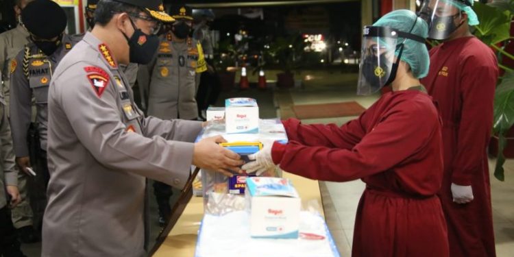 Kapolri Beri Bantuan Kapada Tenaga Kesehatan RS Polri Soekanto