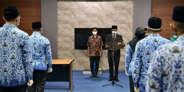 Asisten Administrasi Umum Lantik 16 Pejabat Eselon 3 dan 4 di Lingkungan Pemerintah Aceh