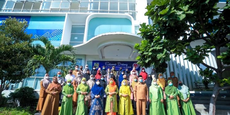 Ketua Dewan Kerajinan Nasional (Dekranasda) Kota Banda Aceh Membuka Pelatihan Bordir Tas
