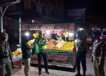 Satgas Covid Membagikan Ratusan Paket Sembako Kepada Warga
