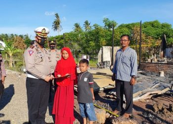 Dirlantas Polda Aceh Menyerahkan Bantuan Kepada Korban Kebakaran di Peukan Bada