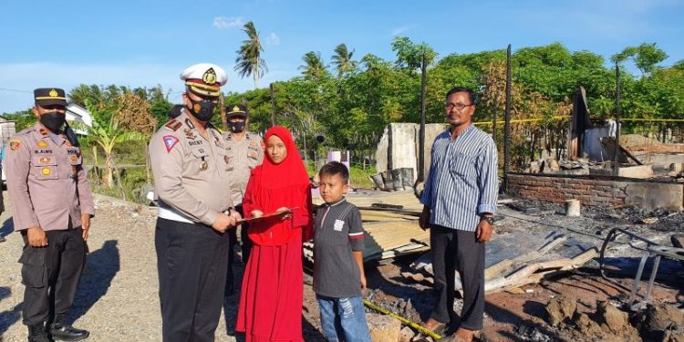 Dirlantas Polda Aceh Menyerahkan Bantuan Kepada Korban Kebakaran di Peukan Bada