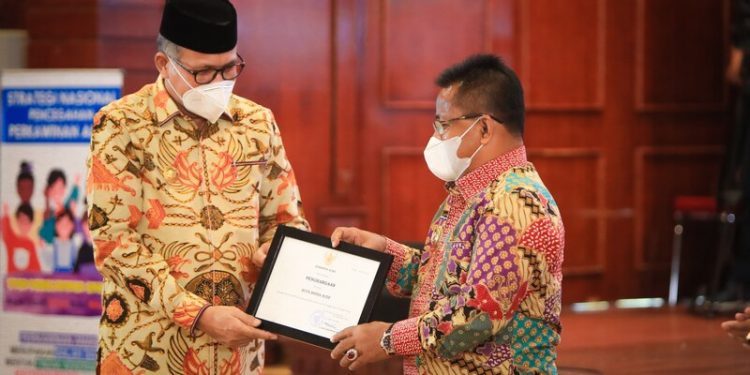 Walikota Banda Aceh Terima Penghargaan KLA 2021 dari Gubernur
