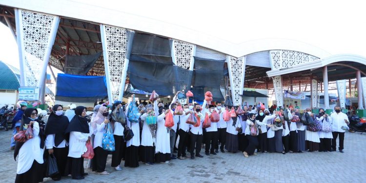 ASN BPKK Antusias Berbelanja di Pasar Al Mahira