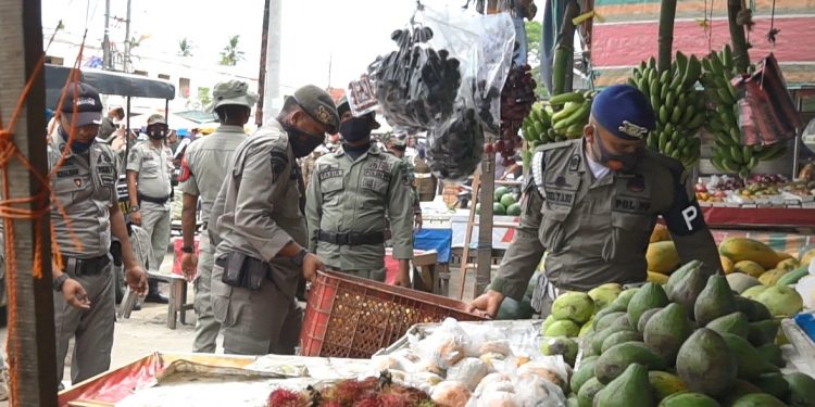 Satpol PP Aceh Besar Menata Kembali Lapak Pedagang di Lambaro