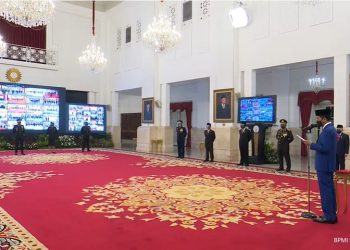Presiden Menganugerahkan Tanda Kehormatan Bintang Bhayangkara Nararya Kepada Tiga Personel Polri