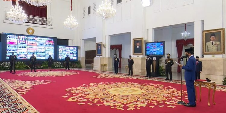 Presiden Menganugerahkan Tanda Kehormatan Bintang Bhayangkara Nararya Kepada Tiga Personel Polri