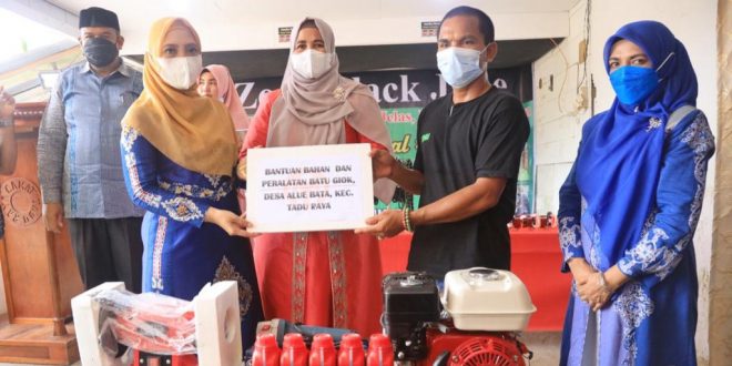 Dyah Erti Berikan Bantuan Alat Produksi untuk Perajin Aksesoris Giok Nagan Raya