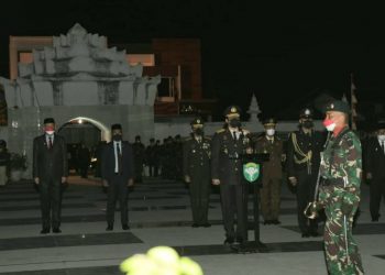 Gubernur Hadiri Apel Kehormatan dan Renungan Suci