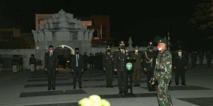 Gubernur Hadiri Apel Kehormatan dan Renungan Suci