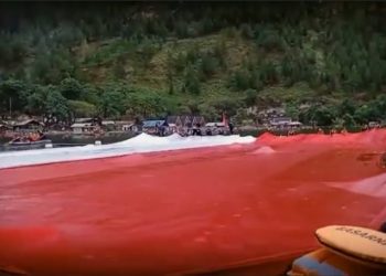 Pecinta Alam Gayo Bentangkan Bendera Raksasa di Danau Laut Tawar