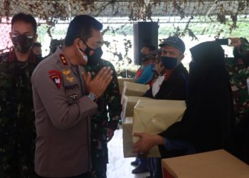 Tinjau Vaksinasi di Blang Padang, Kapolda Aceh Turut Bagikan Bansos