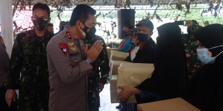 Tinjau Vaksinasi di Blang Padang, Kapolda Aceh Turut Bagikan Bansos