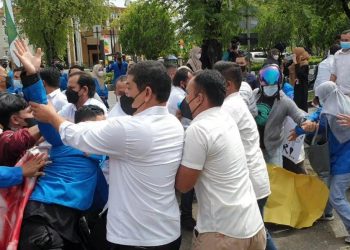 Aparat Keamanan Bubarkan Aksi Demo di DPRA, Presiden Mahasiswa dan Koordinator Aksi diamankan