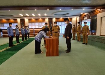 Asisten Administrasi Umum Lantik 8 Pejabat Eselon 3 dan 4 di Lingkungan Pemerintah Aceh