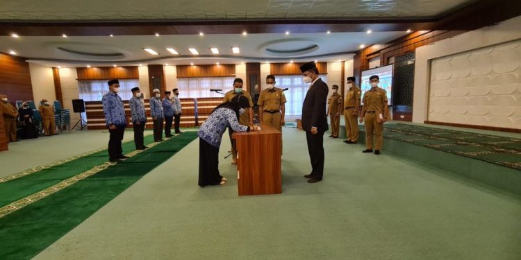 Asisten Administrasi Umum Lantik 8 Pejabat Eselon 3 dan 4 di Lingkungan Pemerintah Aceh