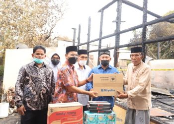 Wakil Wali Kota Serahkan Bantuan Masa Panik bagi Korban Kebakaran Beurawe