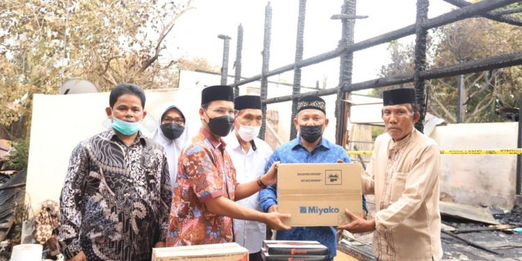 Wakil Wali Kota Serahkan Bantuan Masa Panik bagi Korban Kebakaran Beurawe