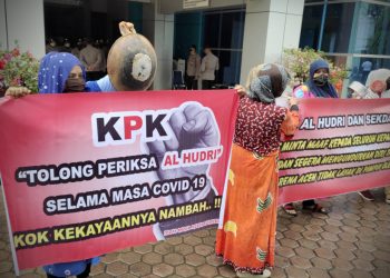 Emak-Emak Unjuk Rasa di Disdik Aceh Bawa Kuali, Minta KPK Periksa Alhudri