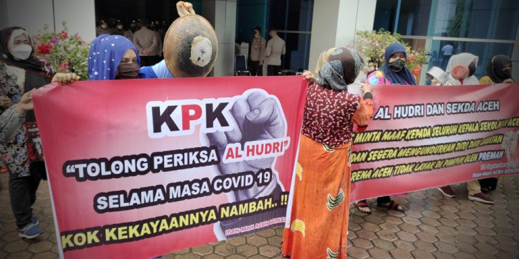 Emak-Emak Unjuk Rasa di Disdik Aceh Bawa Kuali, Minta KPK Periksa Alhudri