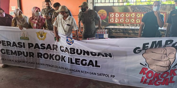 Satpol PP dan WH Aceh Bersama Kanwil Bea Cukai Aceh Sita Ratusan Bungkus Rokok Ilegal