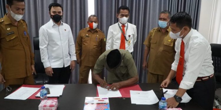 Ditreskrimum Polda Aceh Inisiasi Penandatanganan Surat Pernyataan Prokes di Pasar