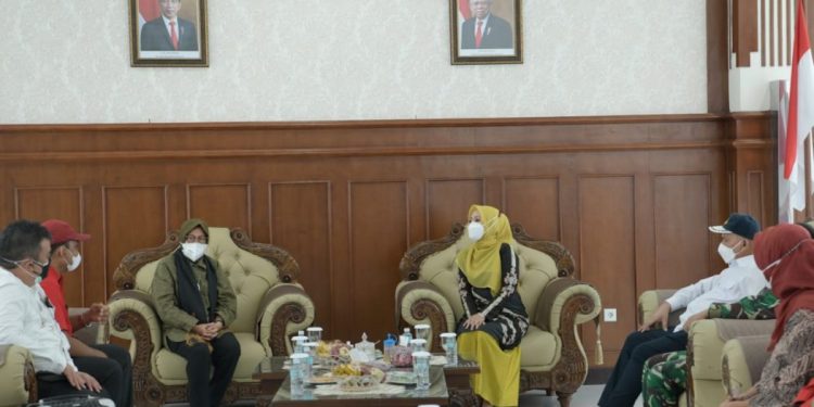 Mensos Risma Mendarat di Bandara SIM, Disambut Sekda dan Ketua PKK Aceh