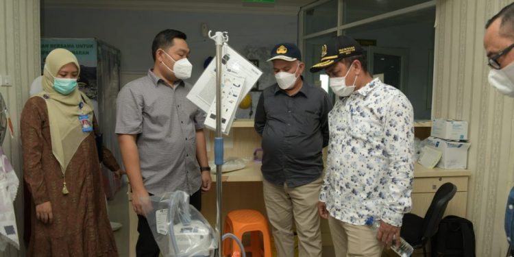 Taqwallah Kunjungi Ruang Rawat Pasien Covid-19 di RSUD Yuliddin Away