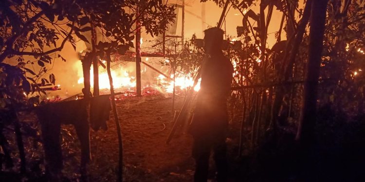 Api Musnahkan Rumah Panggung Milik Ilyas di Tanah Luas