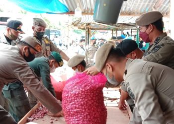 Satpol PP dan WH Kota Banda Aceh Melakukan Penertiban Pedagang Kaki Lima Ilegal Di Jalan Iskandar Muda