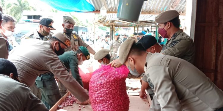 Satpol PP dan WH Kota Banda Aceh Melakukan Penertiban Pedagang Kaki Lima Ilegal Di Jalan Iskandar Muda