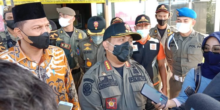 Warga Serahkan Dua Pasangan yang Diduga Meusum ke Satpol PP dan WH Kota Banda Aceh