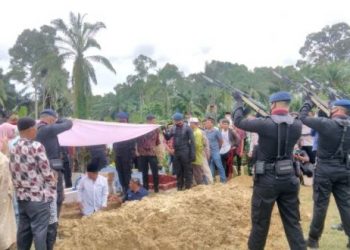 Tembakan Salvo Iringi Pemakaman Bharada Muhammad Kurniadi Sutio